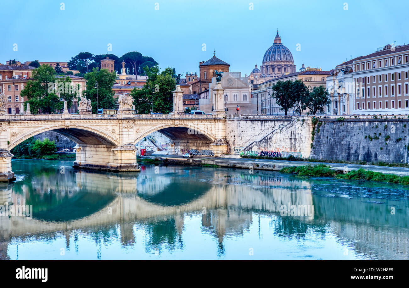 Emanuele II bridge et la Basilique St Pierre - Rome, Italie Banque D'Images