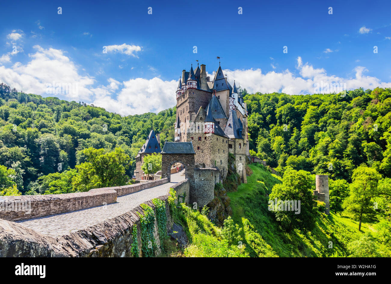 Château d'Eltz ou Burg Eltz. Château médiéval sur les collines au-dessus de la Moselle. La Rhénanie-Palatinat en Allemagne. Banque D'Images