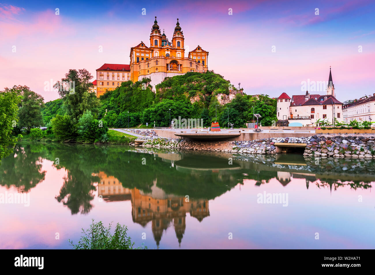 Melk, Autriche. Abbaye bénédictine à Wachau valley au coucher du soleil. Banque D'Images