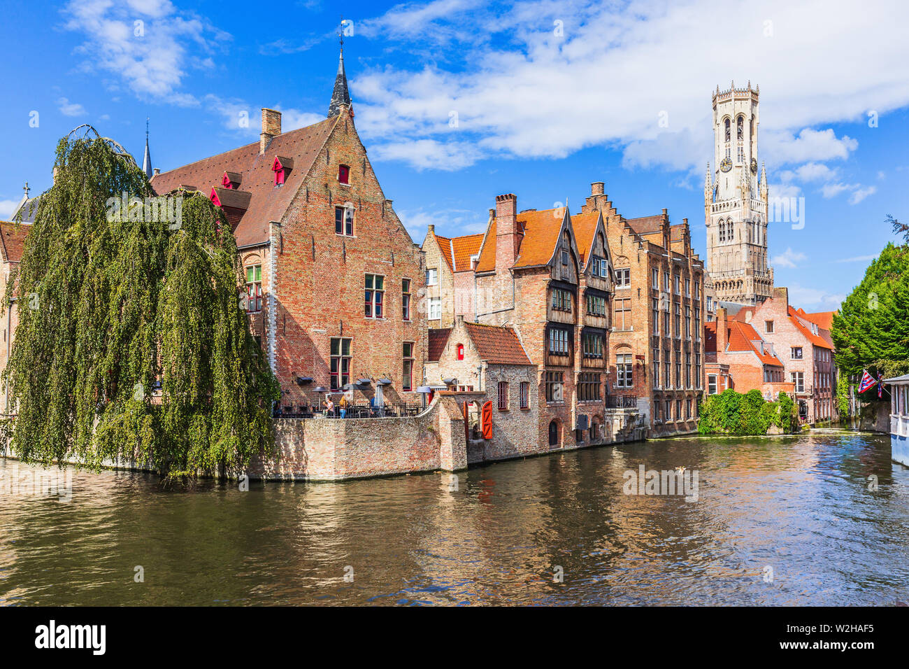Bruges, Belgique. La Rozenhoedkaai canal de Bruges avec le beffroi en arrière-plan. Banque D'Images