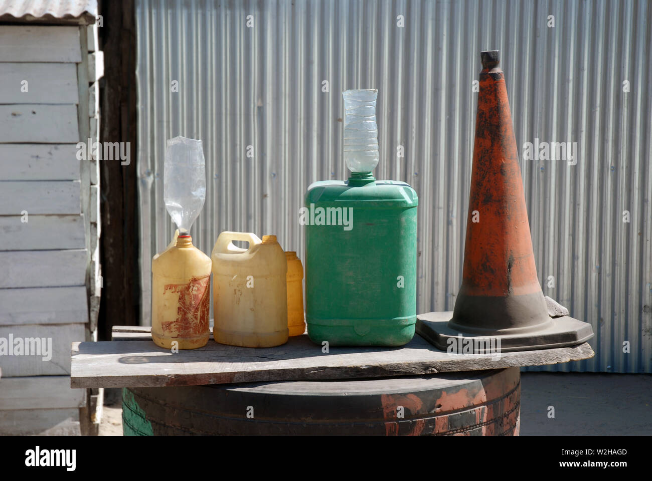 Gamme de récipients en plastique contenant de l'essence, Mwandi, Zambie, Afrique. Banque D'Images