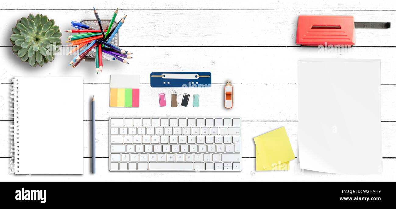 Coup de frais généraux de bureau bien rangé propre bureau avec clavier de l'ordinateur de bureau, fournitures et carnet à spirales Banque D'Images