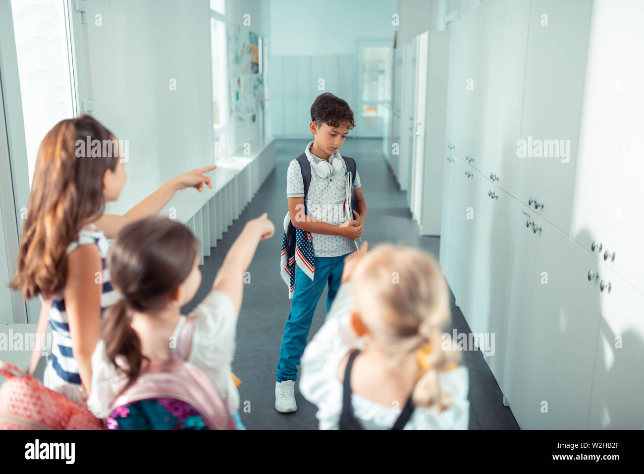 Sentiment d'écolier triste et solitaire souffrant de dérision Banque D'Images