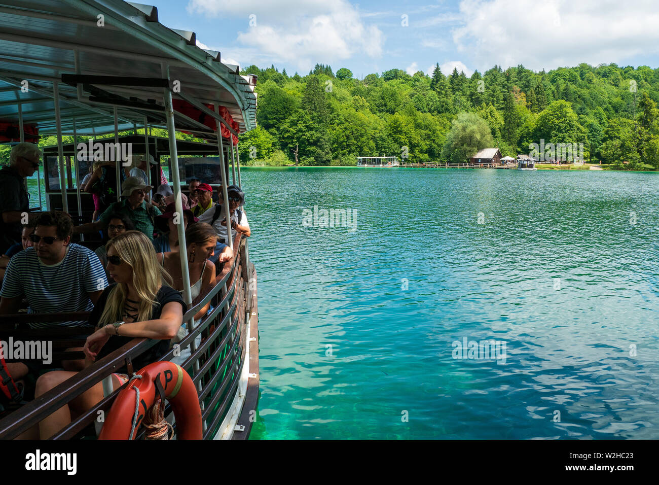 Navigation sur le traversier de couleur turquoise de l'eau pure et cristalline du lac Kozjak, le parc national des Lacs de Plitvice, Croatie Banque D'Images