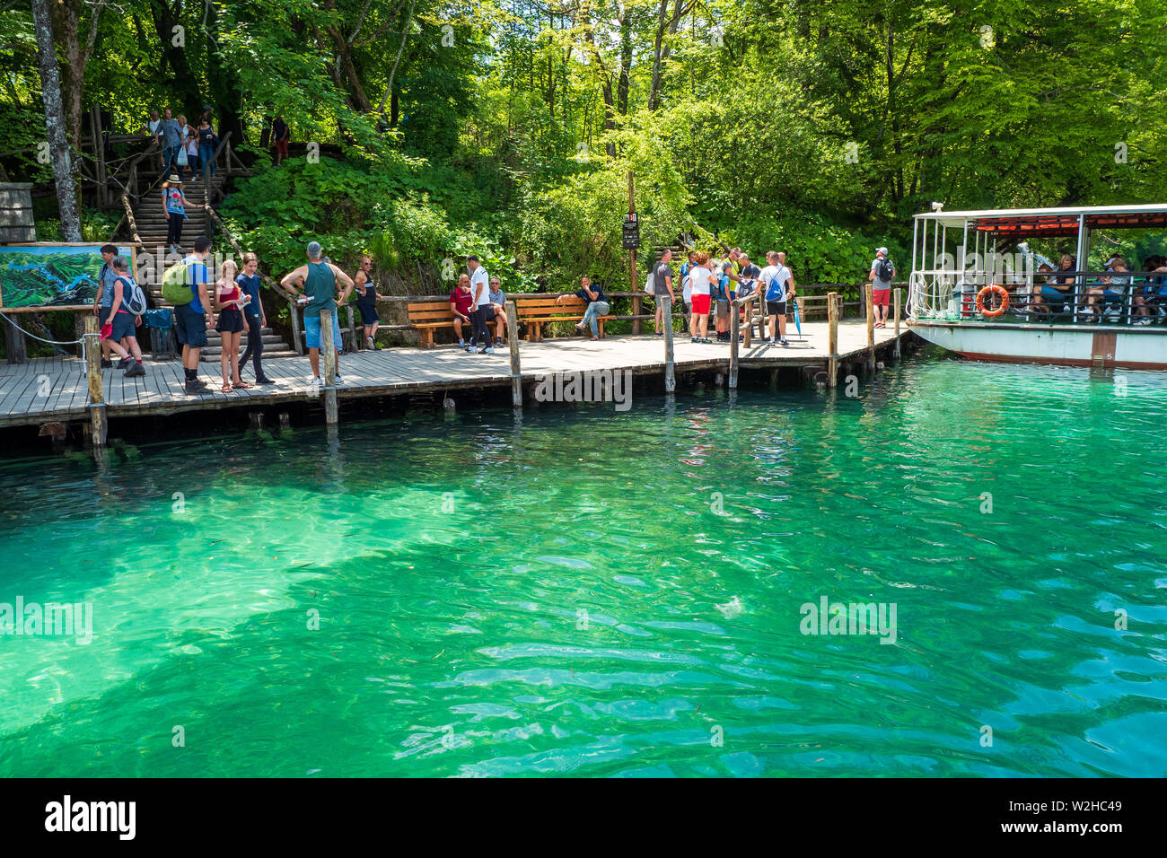 Ferry amarré à la jetée de l'azur limpide de couleur pure et lac Kozjak, le parc national des Lacs de Plitvice, Croatie Banque D'Images