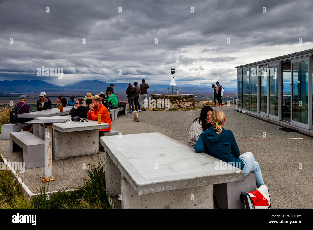 Les gens assis à un café à Mt John Observatory de vue, île du Sud, Nouvelle-Zélande Banque D'Images