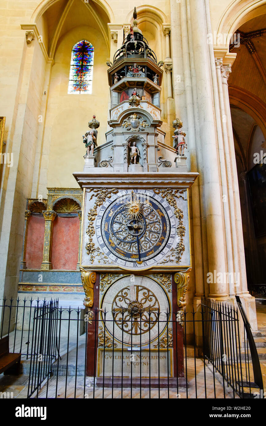 La célèbre horloge astronomique à l'intérieur de la Cathédrale Saint-Jean  de Lyon, Auvergne-Rhône-Alpes, France Photo Stock - Alamy