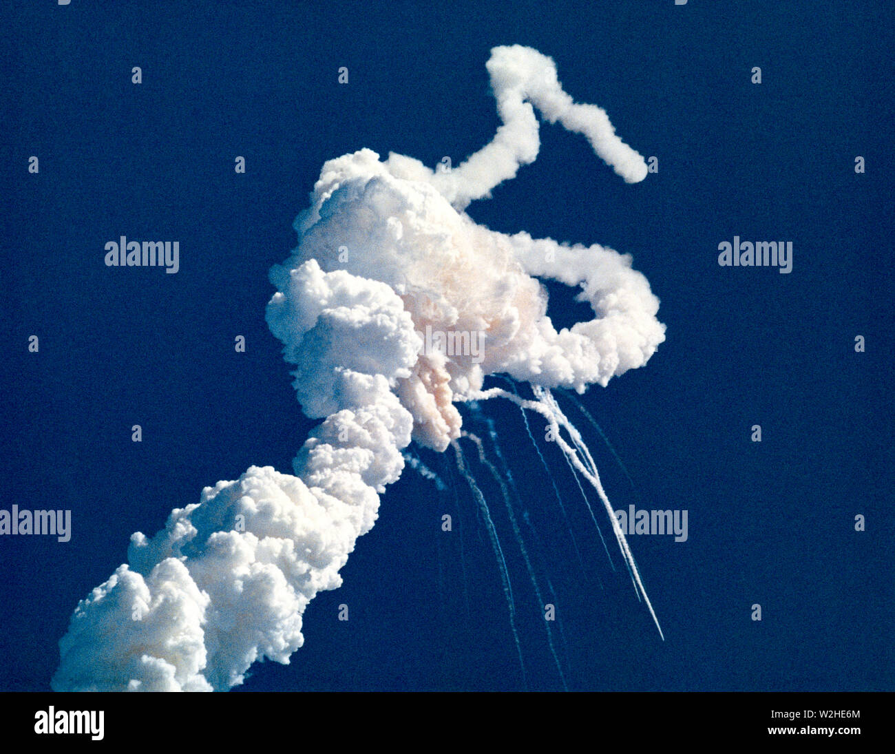 (28 janvier 1986) --- d'échappement du moteur principal, atome, plume et l'expansion de l boule de gaz à partir du réservoir externe est visible quelques secondes après l'accident de la navette spatiale Challenger le 28 janvier 1986. (Remarque : le 51-L'équipage ont perdu la vie dans l'accident de la navette spatiale Challenger instants après le lancement le 28 janvier 1986 à partir du Centre spatial Kennedy.) Banque D'Images