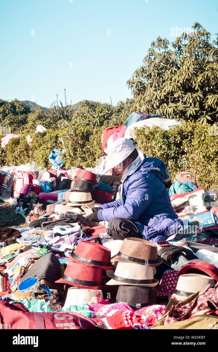 Bazar de la police, de l'Inde Meghalaya Shillong Décembre 2018 - Un vendeur  de vendre coiffures casquette ou chapeau de variété de couleur de la  tradition. Marché aux Puces est le meilleur