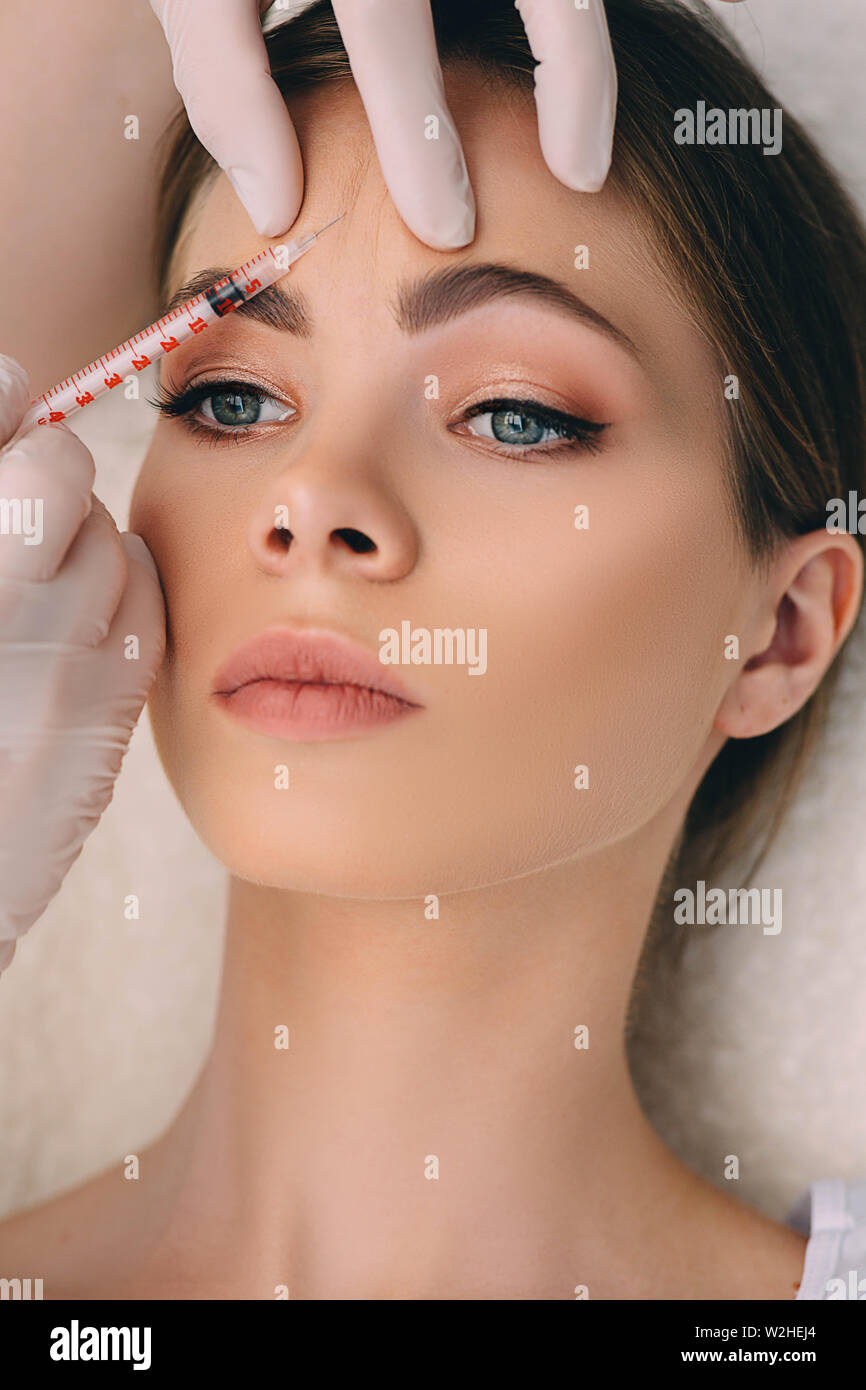 Femme est un blocage d'injection rides sur le front area Banque D'Images