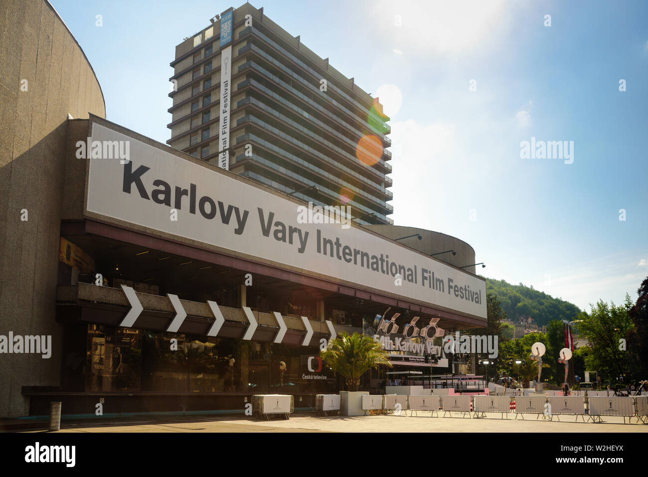 KARLOVY VARY, RÉPUBLIQUE TCHÈQUE - Juillet 02, 2019 : Le tapis rouge entrée de l'Hôtel Thermal 54e Festival International du Film de Karlovy Vary est illustré sur J Banque D'Images