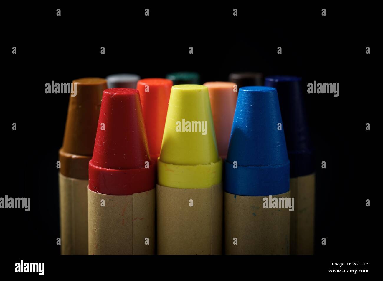 Groupe des crayons de cire sur une table. Banque D'Images