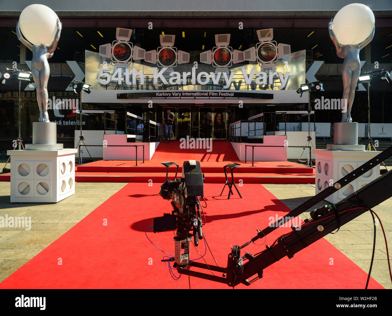 KARLOVY VARY, RÉPUBLIQUE TCHÈQUE - Juillet 02, 2019 : Le tapis rouge entrée de l'Hôtel Thermal 54e Festival International du Film de Karlovy Vary est illustré sur J Banque D'Images