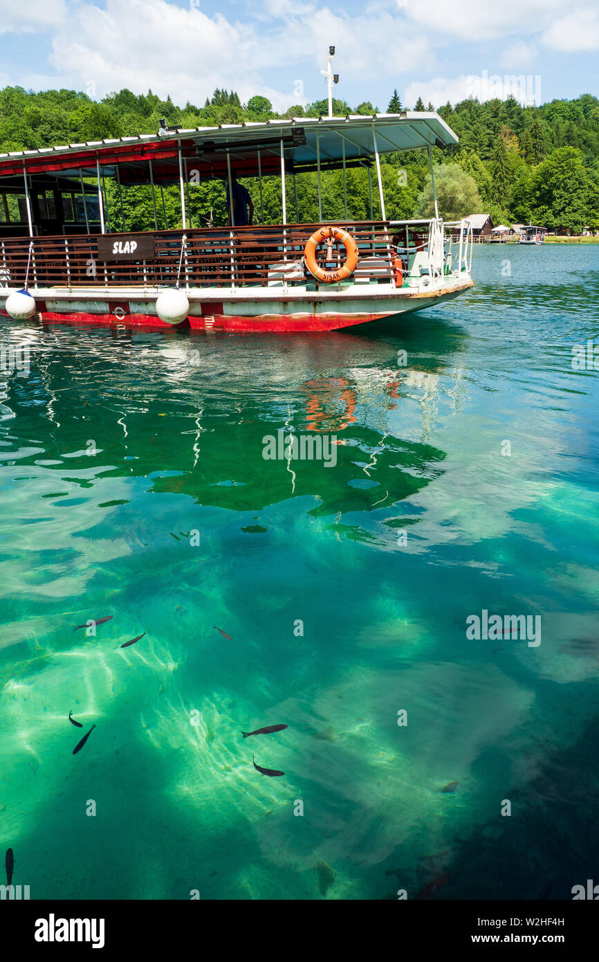 Ferry vide de la navigation sur l'eau pure et cristalline de Jezero Kozjak, le lac Kozjak, au parc national des Lacs de Plitvice, Croatie Banque D'Images