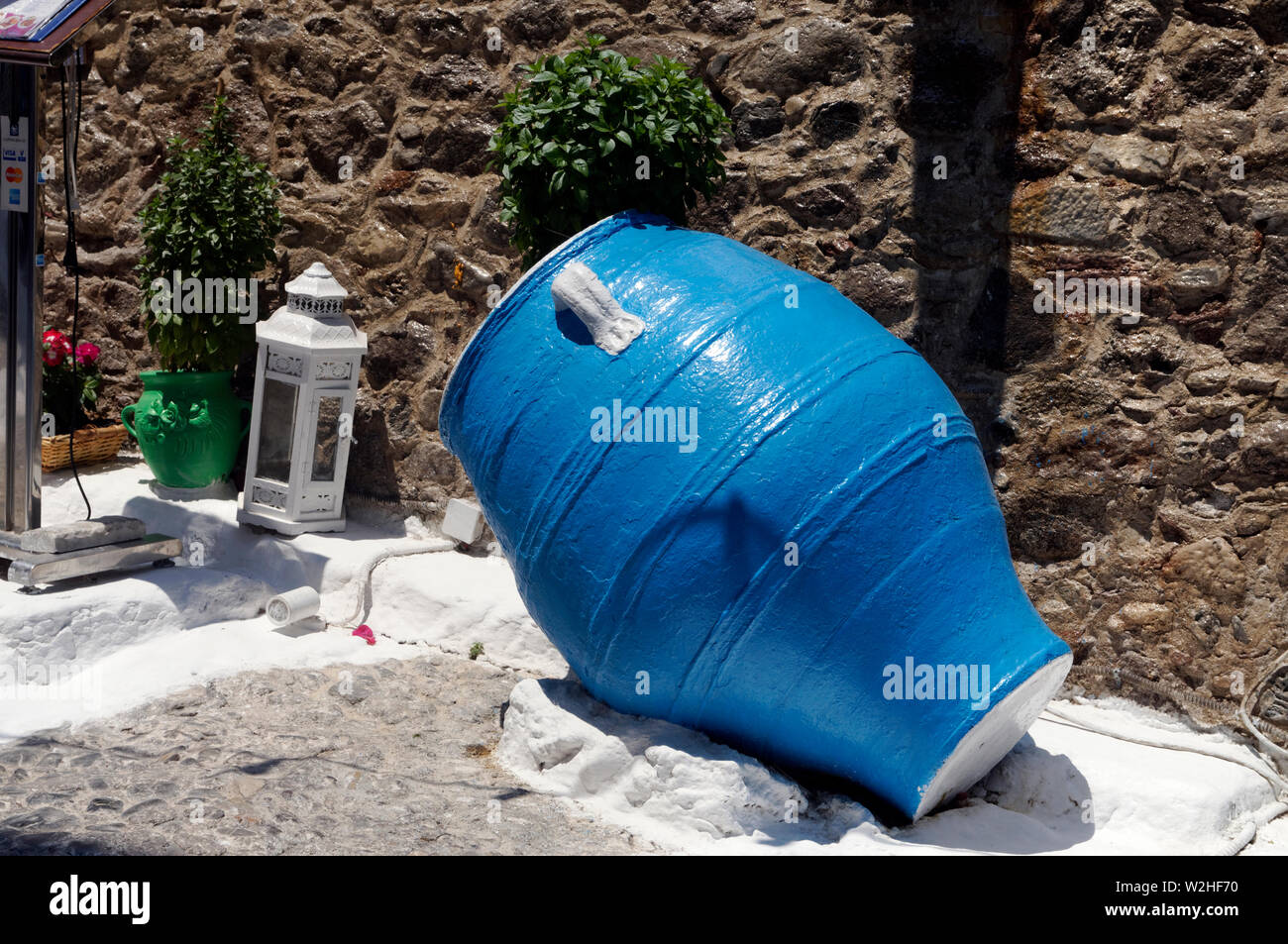 Urne grecque utilisé comme décoration, Kos Town, Kos Island, îles du Dodécanèse, Grèce. Banque D'Images