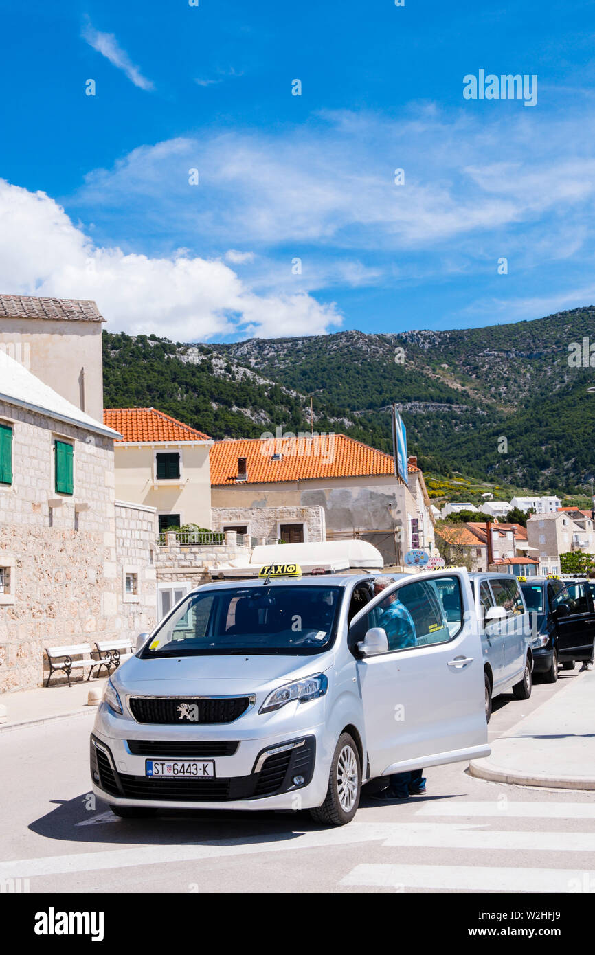 Ulica Vladimira Nazora, Taxis, station street, Bol, Brac, Dalmatie, Croatie Banque D'Images