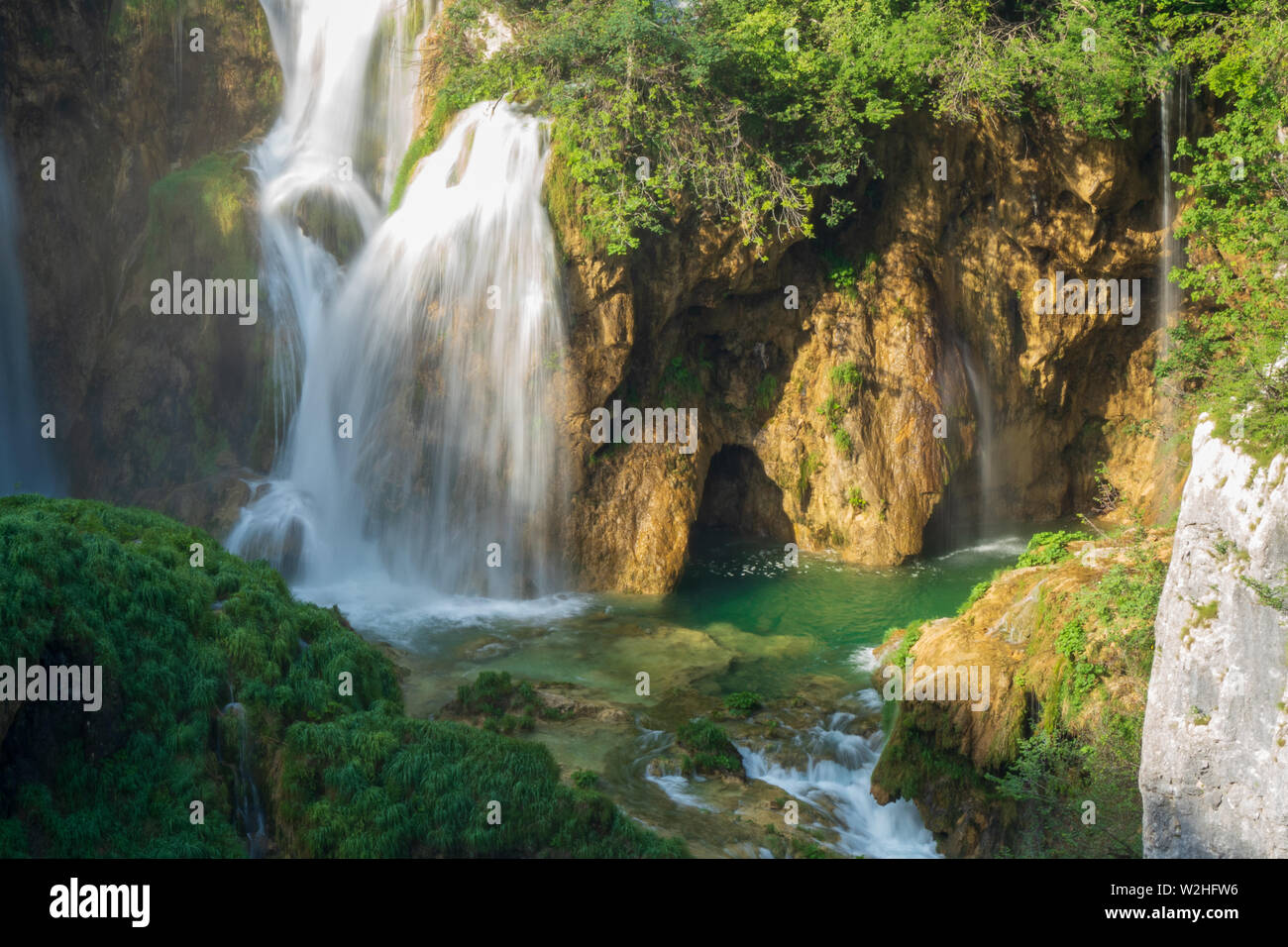 L'eau pure, fraîche descendant en la roche sous le Veliki Slap, La Grande Cascade, au parc national des Lacs de Plitvice en Croatie Banque D'Images