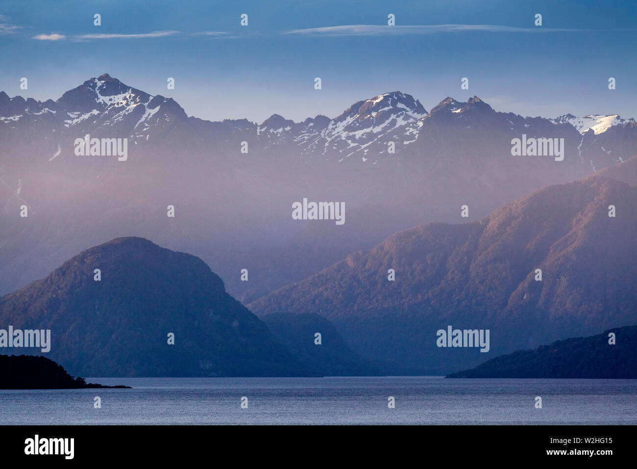 Le lac Manapouri et paysages de montagne, le Parc National de Fiordland, île du Sud, Nouvelle-Zélande Banque D'Images