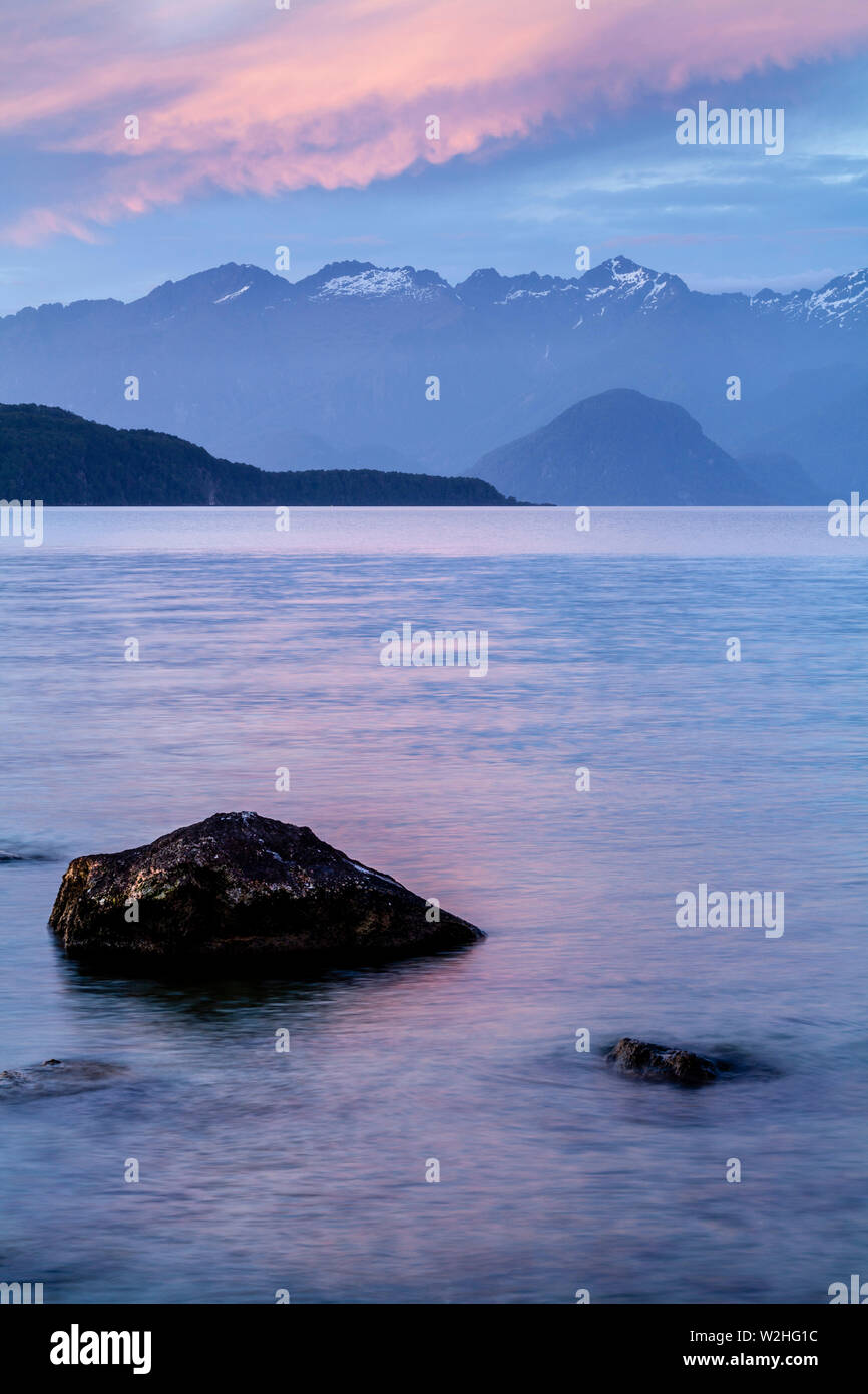 Le lac Manapouri et paysages de montagne, le Parc National de Fiordland, île du Sud, Nouvelle-Zélande Banque D'Images