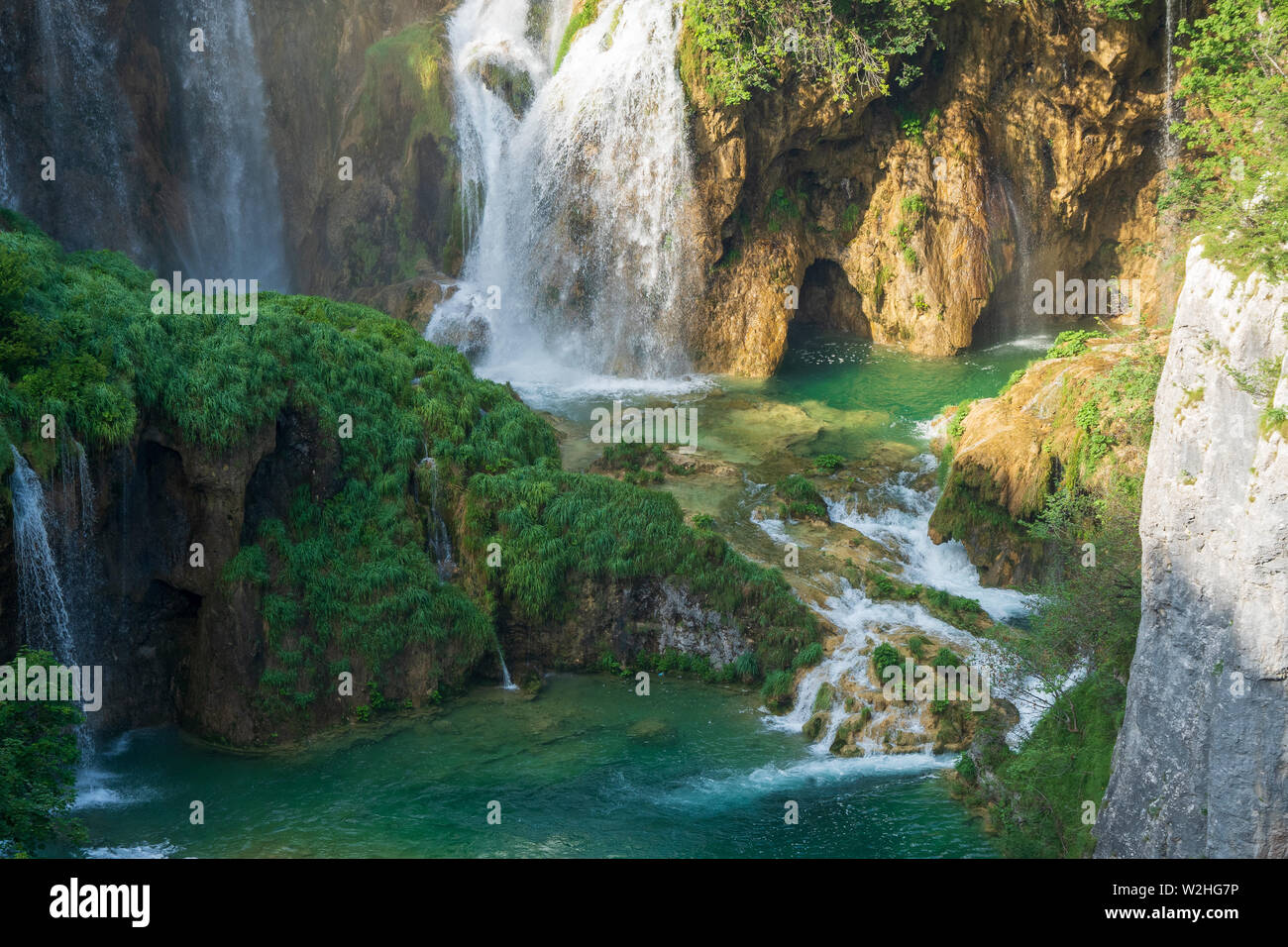 L'eau pure, fraîche descendant en la roche sous le Veliki Slap, La Grande Cascade, au parc national des Lacs de Plitvice en Croatie Banque D'Images