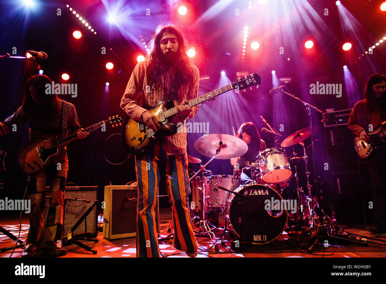 Roskilde, Danemark. 07 juillet 2019. Le groupe de rock psychédélique japonais Kikagaku Moyo donne un concert en direct pendant le festival de musique danois Roskilde Festival 2019. Ici, le guitariste Daoud Popal est vu en direct sur scène. (Photo: Gonzales photo - Malthe Ivarsson). Banque D'Images