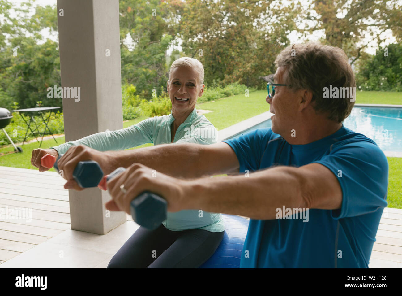 Senior couple exercising in porche à la maison Banque D'Images