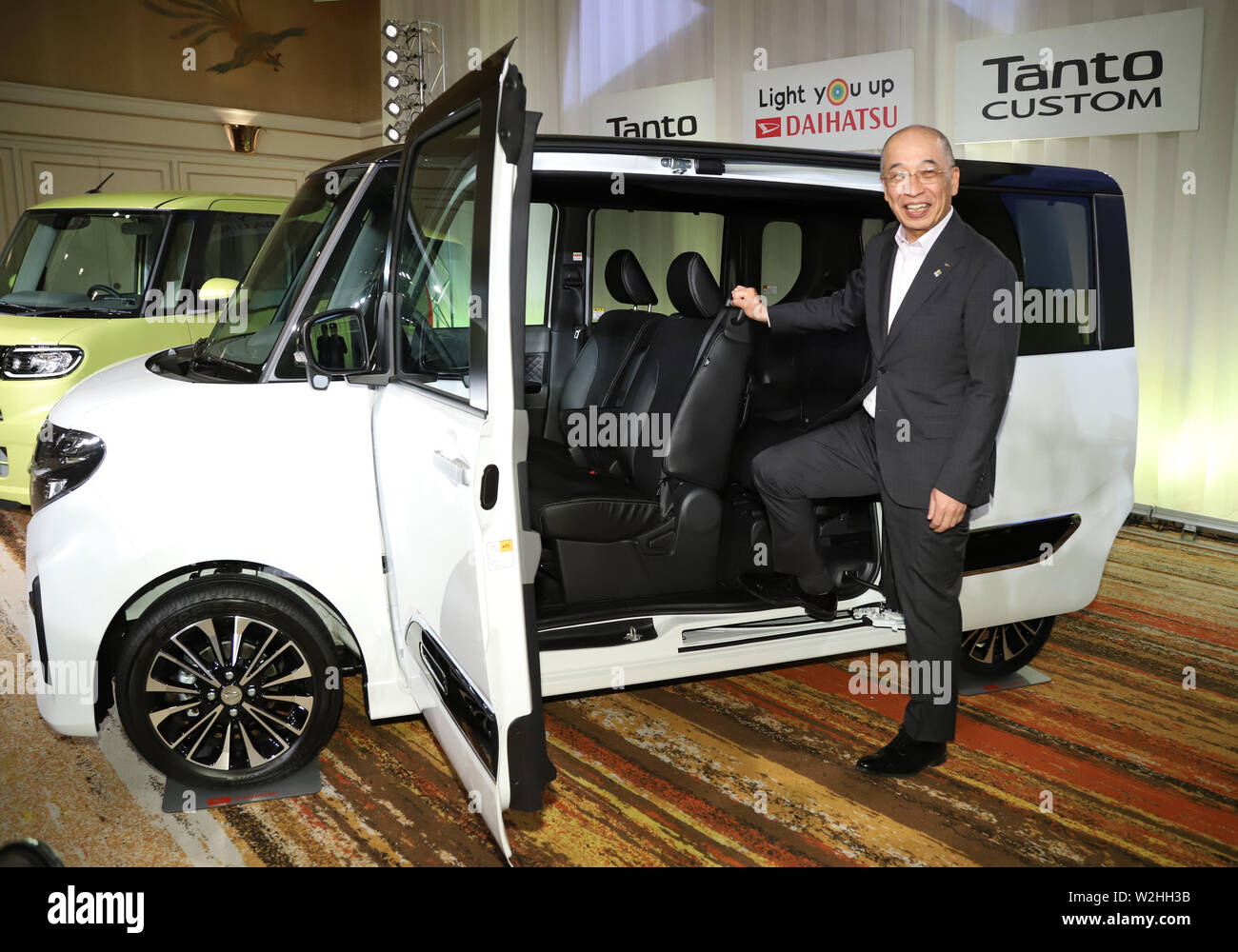 Tokyo, Japon. 09 juillet 2019. Le constructeur automobile japonais Daihatsu Soichiro président de l'entreprise introduit Okudaira petit40 'Tanto' à Tokyo le mardi 9 juillet, 2019. Tanto a la nouvelle plate-forme appelée Daihatsu nouvelle architecture mondiale (DNGA) avec une économie efficace moteur 660cc et une grande caisse du wagon. Credit : Yoshio Tsunoda/AFLO/Alamy Live News Banque D'Images