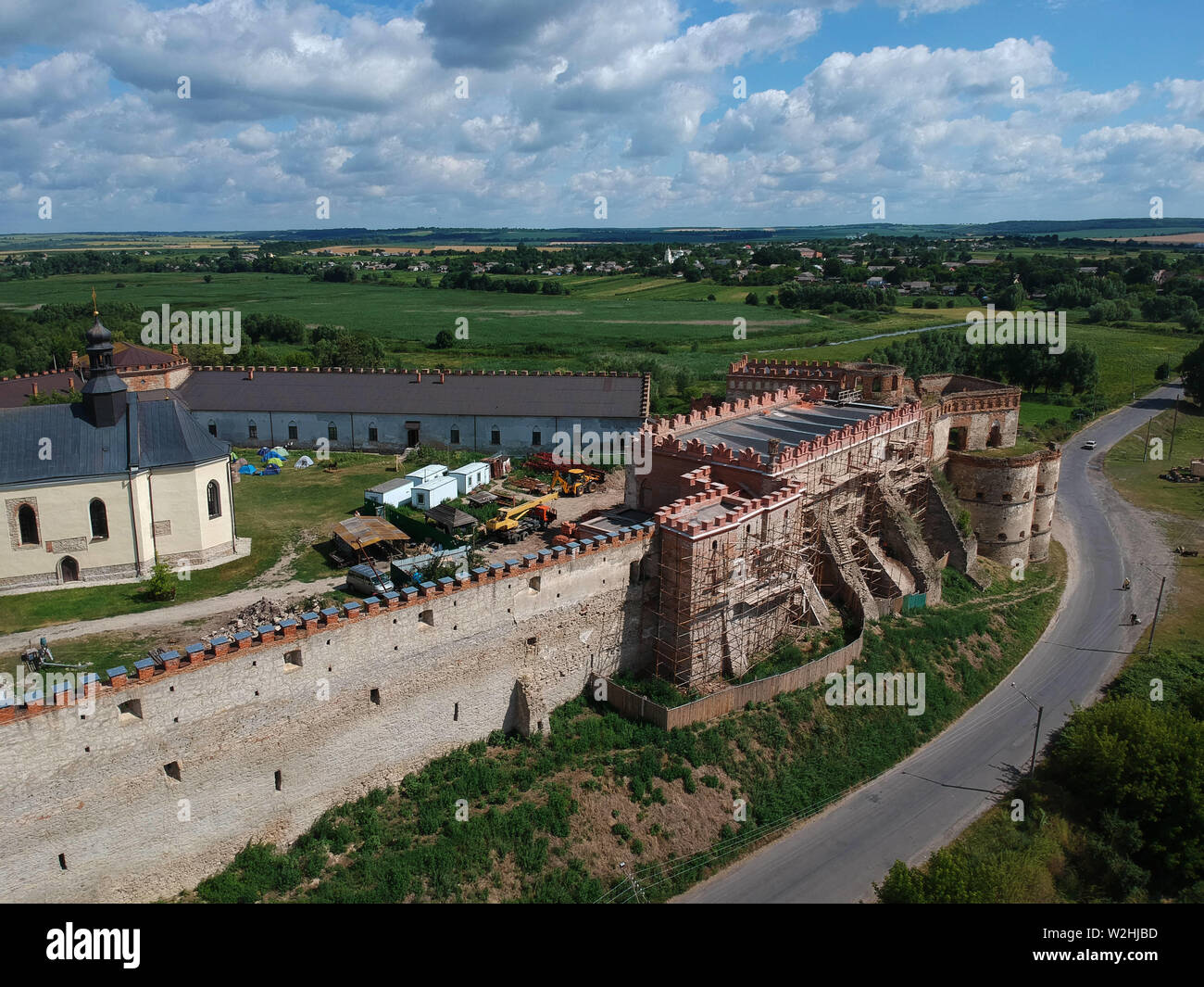 Medzhybizh, Ukraine. 8 juillet, 2019. (Note de l'éditeur : les images prises par un drone).Un aero vue du château construit comme un rempart contre l'expansion ottomane dans les années 1540, est devenue l'une des plus fortes forteresses de la Couronne du Royaume de Pologne en Podolie. Il est situé au confluent de l'Buzhenka Bug du Sud et les rivières, dans la ville de Medzhybizh. Aujourd'hui, le château fait partie de l'État Historical-Cultural préserver. Credit : Mohammad Javad/Abjoushak SOPA Images/ZUMA/Alamy Fil Live News Banque D'Images