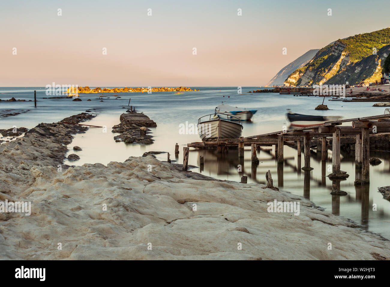 Passetto plage avec des bateaux de pêcheurs Banque D'Images