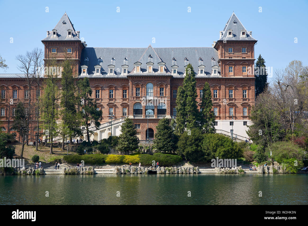 TURIN, ITALIE - 31 mars 2019 : Château du Valentino et façade de briques rouges pô, ciel bleu clair dans le Piémont, Turin, Italie. Banque D'Images