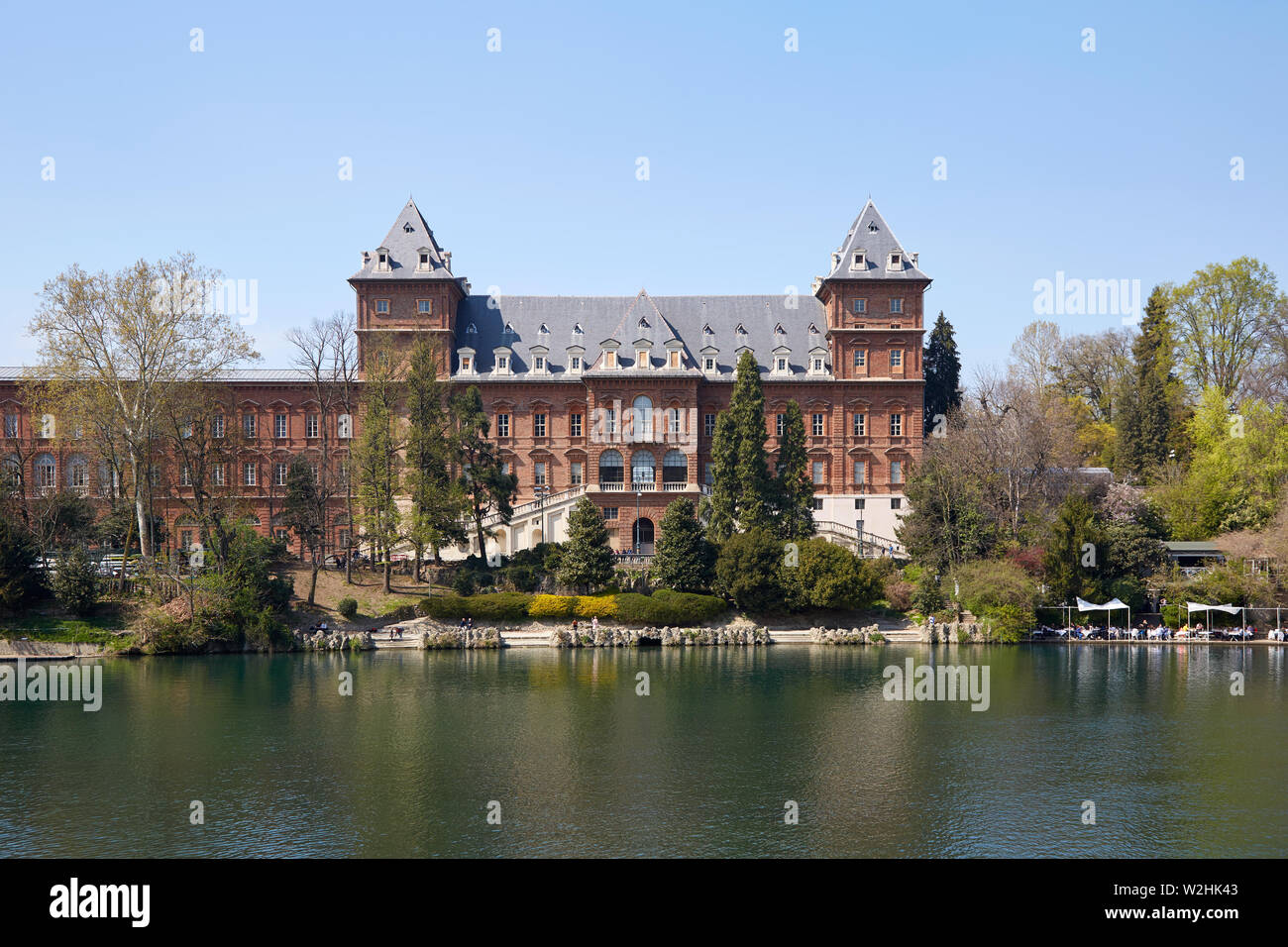 TURIN, ITALIE - 31 mars 2019 : Château du Valentino et façade de briques rouges fleuve Po dans le Piémont, Turin, Italie. Banque D'Images