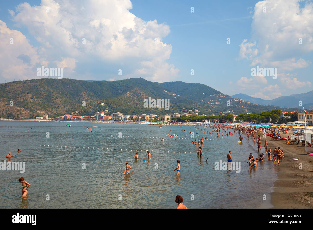 SESTRI LEVANTE, ITALIE - 23 août 2018 : Sestri Levante, littoral de la côte avec des gens dans une journée ensoleillée en Italie Banque D'Images