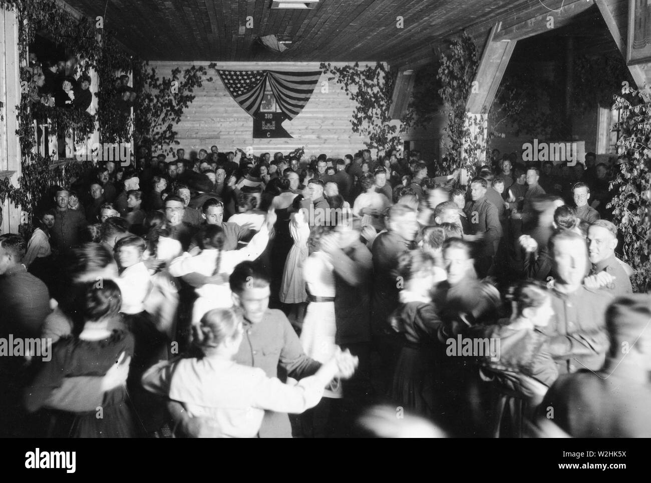 Osvedaynia "danse" dans la salle de loisirs, la Compagnie C, 310e ingénieurs, Solombola, la dernière d'une série de spectacles et danses en Archange, la Russie ca. 6/13/1919 Banque D'Images