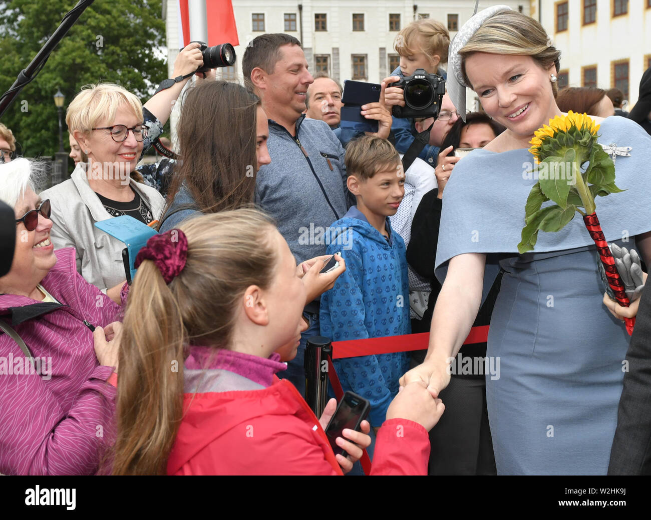 Gotha, Allemagne. 09 juillet, 2019. La Reine Mathilde de Belgique se réjouit les spectateurs en face de château de Friedenstein. Le couple royal visites de Thuringe et de Saxe-anhalt sur un voyage de deux jours. Credit : Jens Kalaene Zentralbild-/dpa/dpa/Alamy Live News Banque D'Images