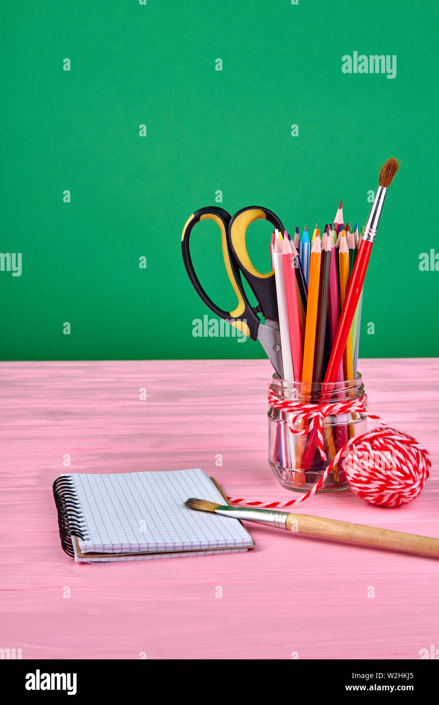 Papeterie sur fond de couleur. Banque D'Images