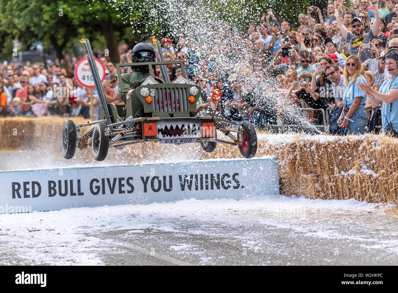 Gaz Gaz Gaz équipe Willys Jeep concurrentes dans la Red Bull Soapbox Race 2019 à Alexandra Park, Londres, UK. Sautant par-dessus la rampe avec les gens. Gagnant de l'événement Banque D'Images