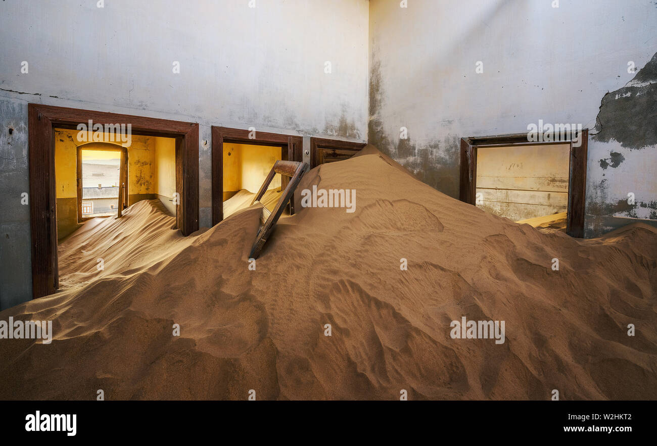 Ruines d'une maison remplie de sable dans la ville minière Kolmanskop, Namibie Banque D'Images
