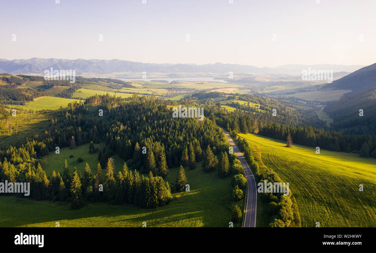 Route à travers les forêts et les villages de la région de Liptov en Slovaquie Banque D'Images
