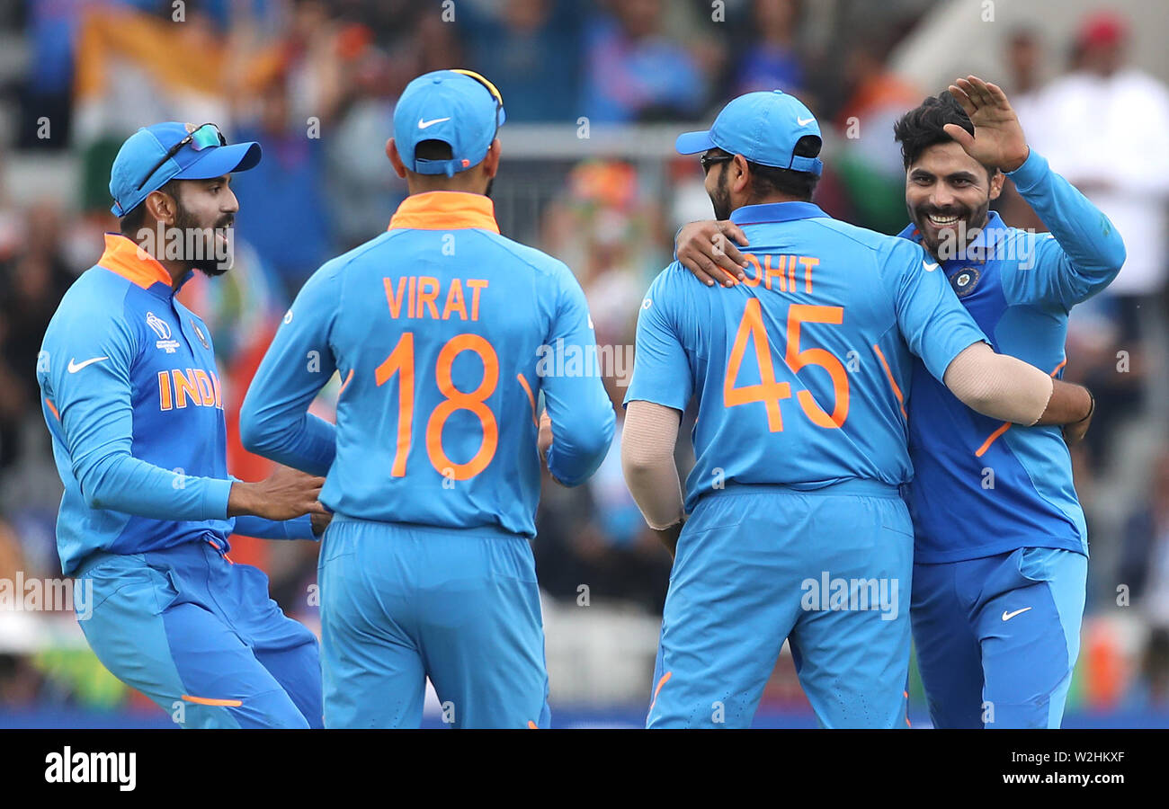 L'Inde Ravindra Jadeja (à droite) célèbre le guichet des Néo-Zélandais de Henry Nicholls avec coéquipiers Rohit Sharma (centre) et Virat Kohil durant la CPI Coupe du Monde, demi-finale à Unis Old Trafford, Manchester. Banque D'Images