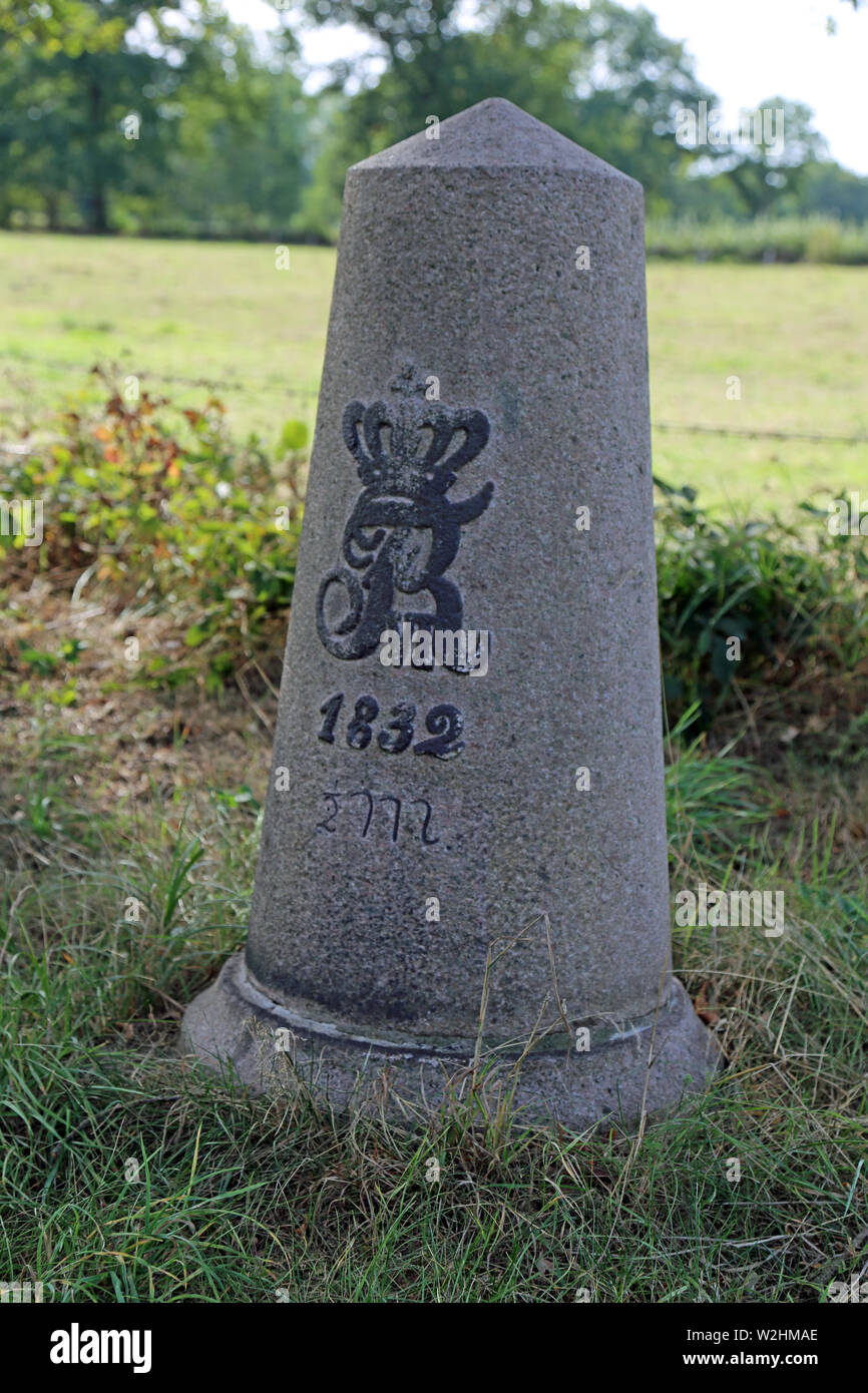 Europa, Deutschland, Schleswig-Holstein, Norderstedt, Kieler Straße, erste Kunststraße Schleswig-Holsteins von nach Altona , Halbmeilenstein mit de Kiel Banque D'Images