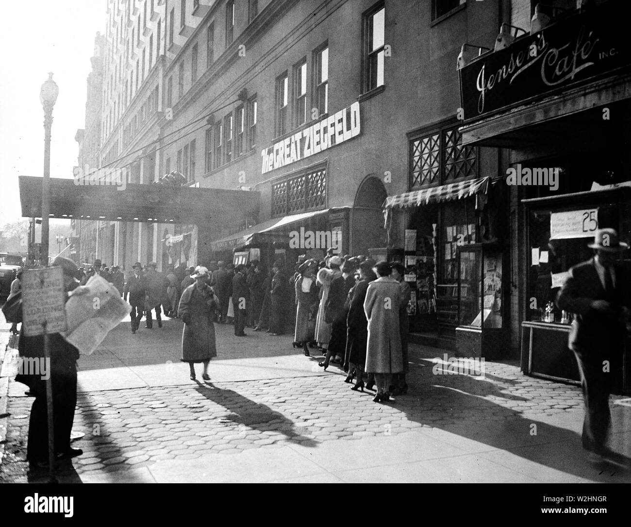 Scène de rue en milieu urbain à l'extérieur théâtre où le grand Ziegfeld sera effectué ca. 1936 Banque D'Images