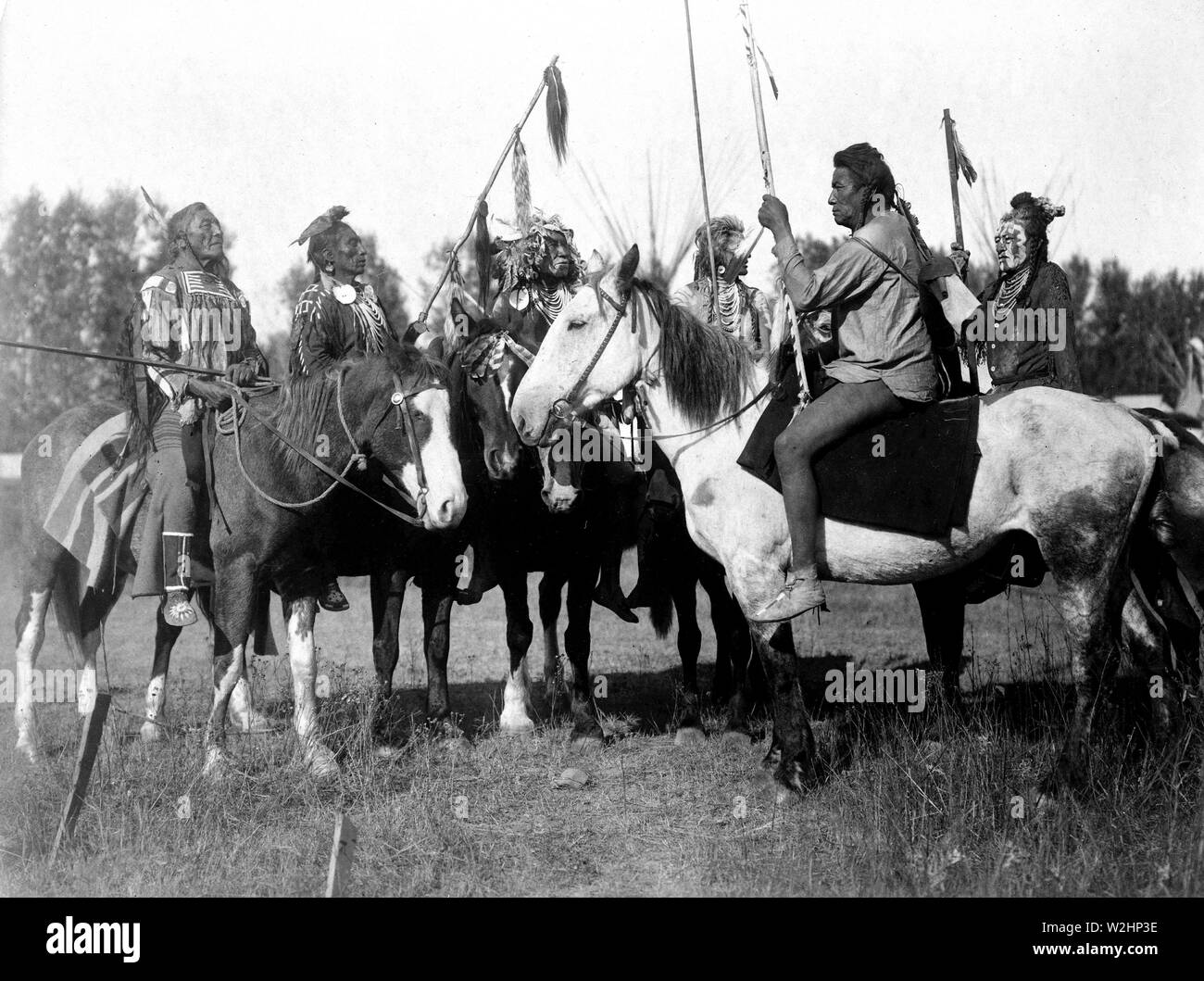 Edward S. Curtis indiens des États-Unis - Six indiens Crow en Full Regalia, à cheval, Montana ca. 1908 Banque D'Images Edward S. Curtis indiens des États-Unis - Six indiens Crow en Full Regalia, à cheval, Montana ca. 1908 Banque D'Images