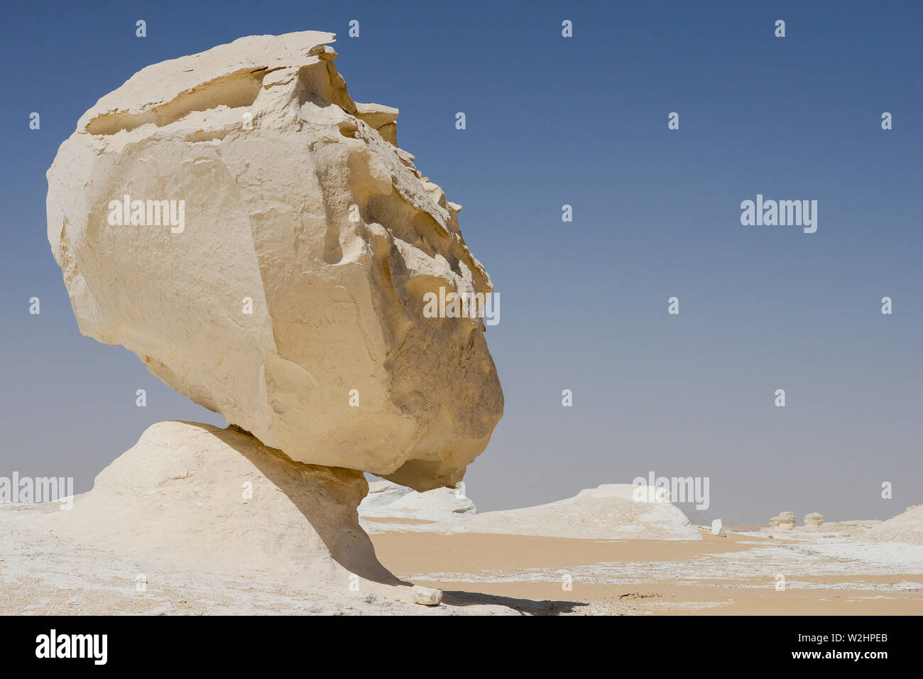 L'EGYPTE, Farafra, Nationalpark Désert Blanc , bizarre et unique de champignons blancs comme les roches de craie façonné par le vent et l'érosion du sable au cours du siècle dans la région de dunes de sable Banque D'Images