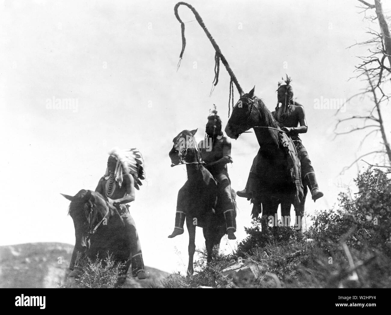 Edward S. Curtis indiens des États-Unis - trois Indiens Crow, Uphaw, quel chemin, et les emballages, la Hat, sur l'AC. 1905 Banque D'Images Edward S. Curtis indiens des États-Unis - trois Indiens Crow, Uphaw, quel chemin, et les emballages, la Hat, sur l'AC. 1905 Banque D'Images