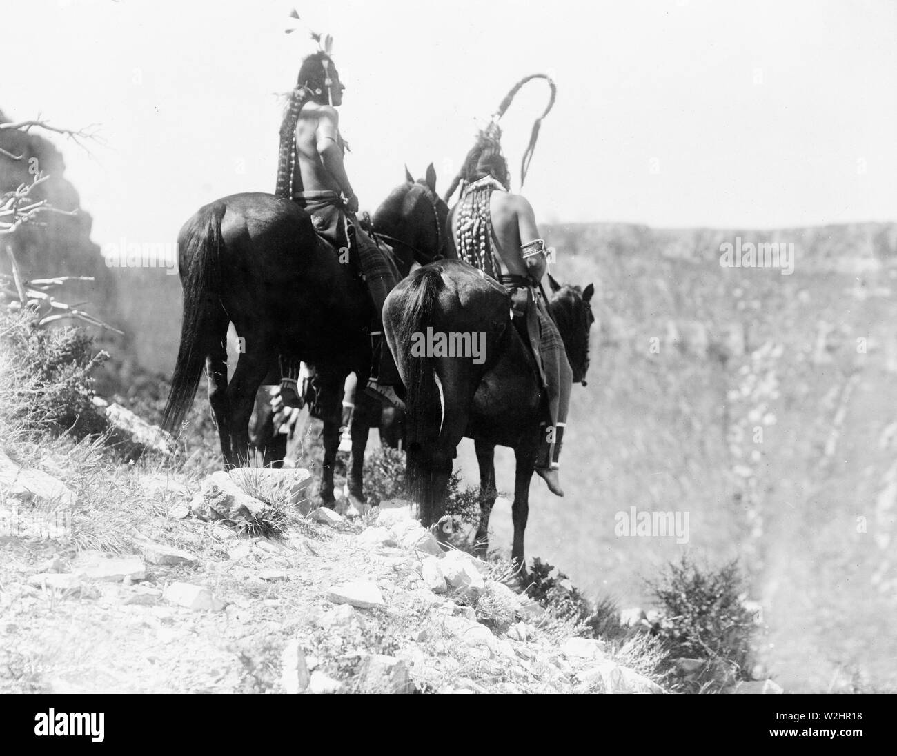 Edward S. Curtis indiens des États-Unis - Packs la Hat et de quelle manière, deux Crow Indiens à cheval, Montana ca. 1905 Banque D'Images Edward S. Curtis indiens des États-Unis - Packs la Hat et de quelle manière, deux Crow Indiens à cheval, Montana ca. 1905 Banque D'Images