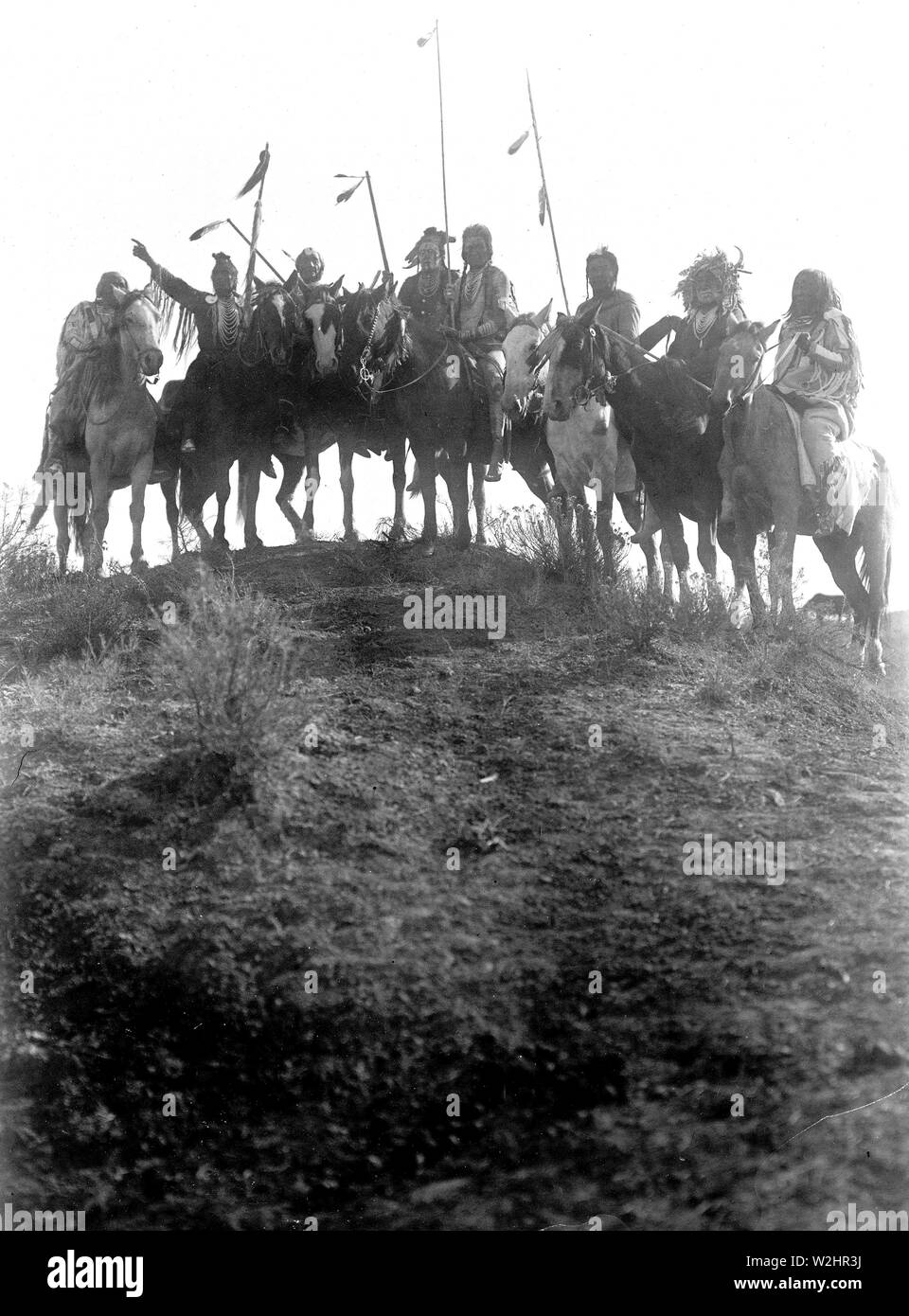Edward S. Curtis indiens des États-Unis - Huit Crow Indiens à cheval, se découpant sur le dessus de la colline dans le Montana ca. 1908 Banque D'Images Edward S. Curtis indiens des États-Unis - Huit Crow Indiens à cheval, se découpant sur le dessus de la colline dans le Montana ca. 1908 Banque D'Images