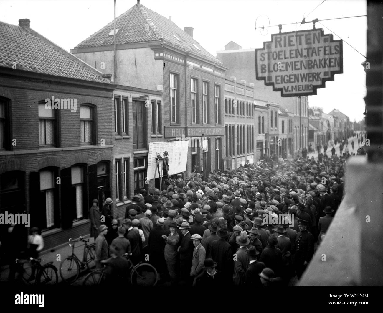 Les résultats de l'élection sur de grands panneaux, au bureau de l'Heldersche courant avec une foule jusqu'à Koningsdwarsstraat ca. Pays-bas 1933 Banque D'Images