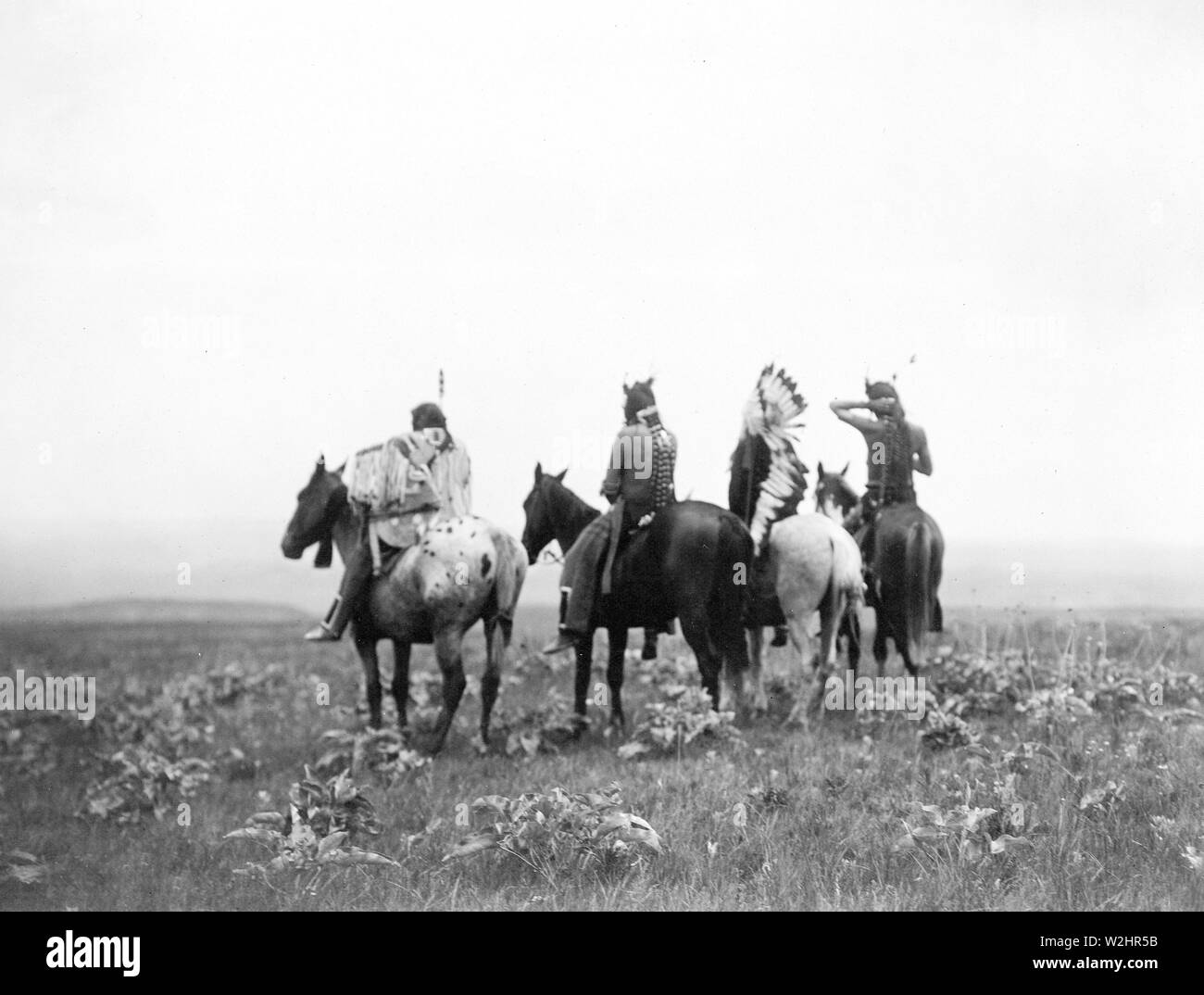 Edward S. Curtis indiens des États-Unis - Quatre Crow indiens, y compris une balle dans la main et Bull Chef, à cheval, Montana ca. 1905 Banque D'Images Edward S. Curtis indiens des États-Unis - Quatre Crow indiens, y compris une balle dans la main et Bull Chef, à cheval, Montana ca. 1905 Banque D'Images