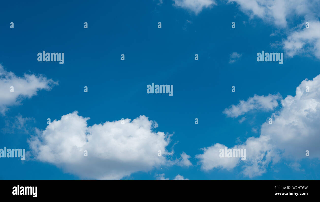 Le fond de ciel, ciel bleu et nuages blancs Banque D'Images