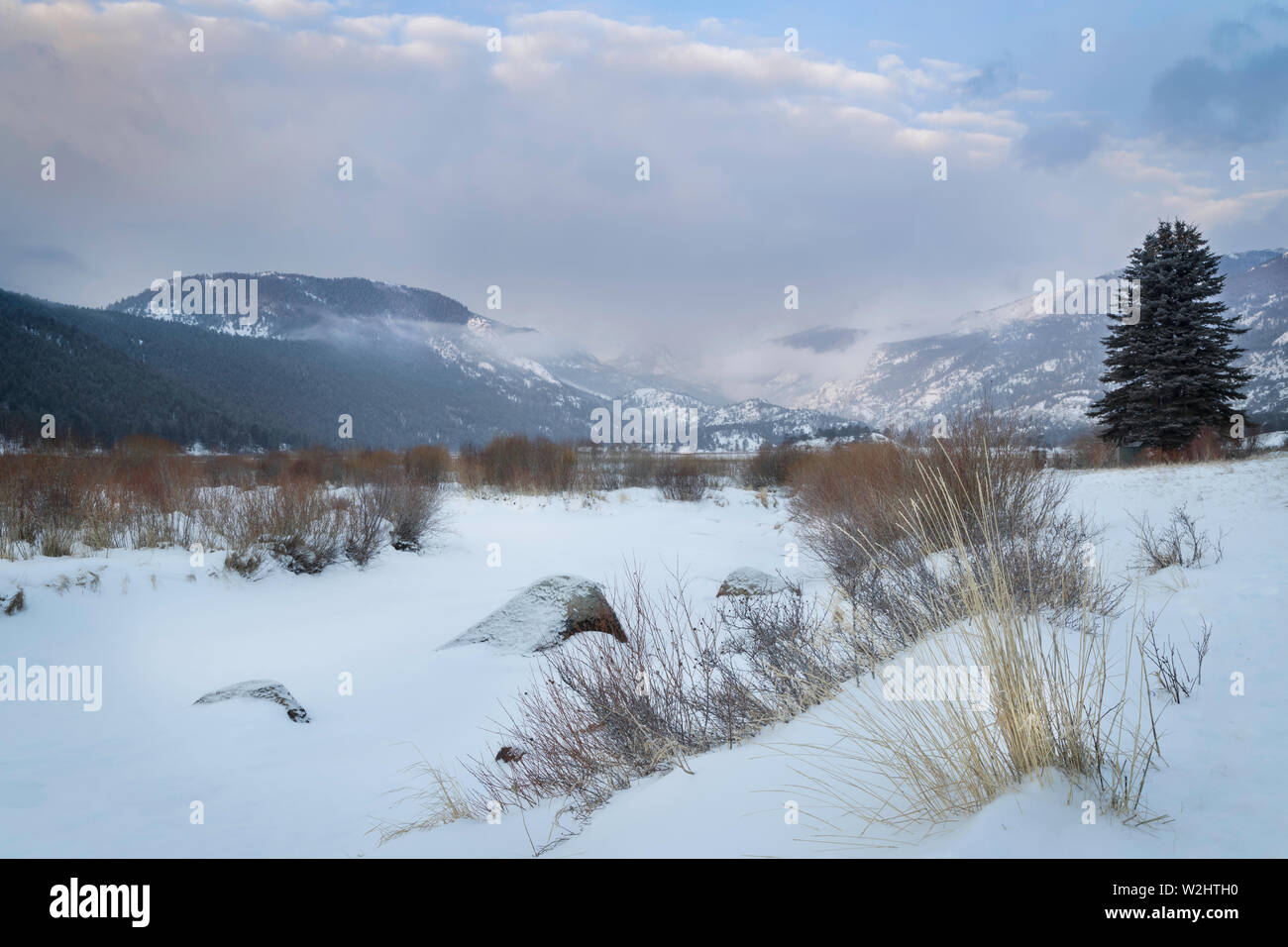 Matin d'hiver sur parc Moraine dans le Parc National des Montagnes Rocheuses au Colorado avec une Big Thompson River Banque D'Images